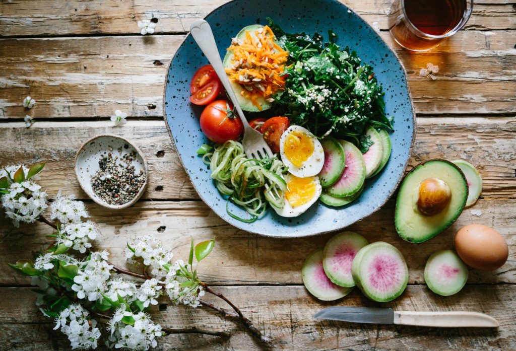 Plat composé de légumes et oeufs, semble être un plat très sain et équilibré