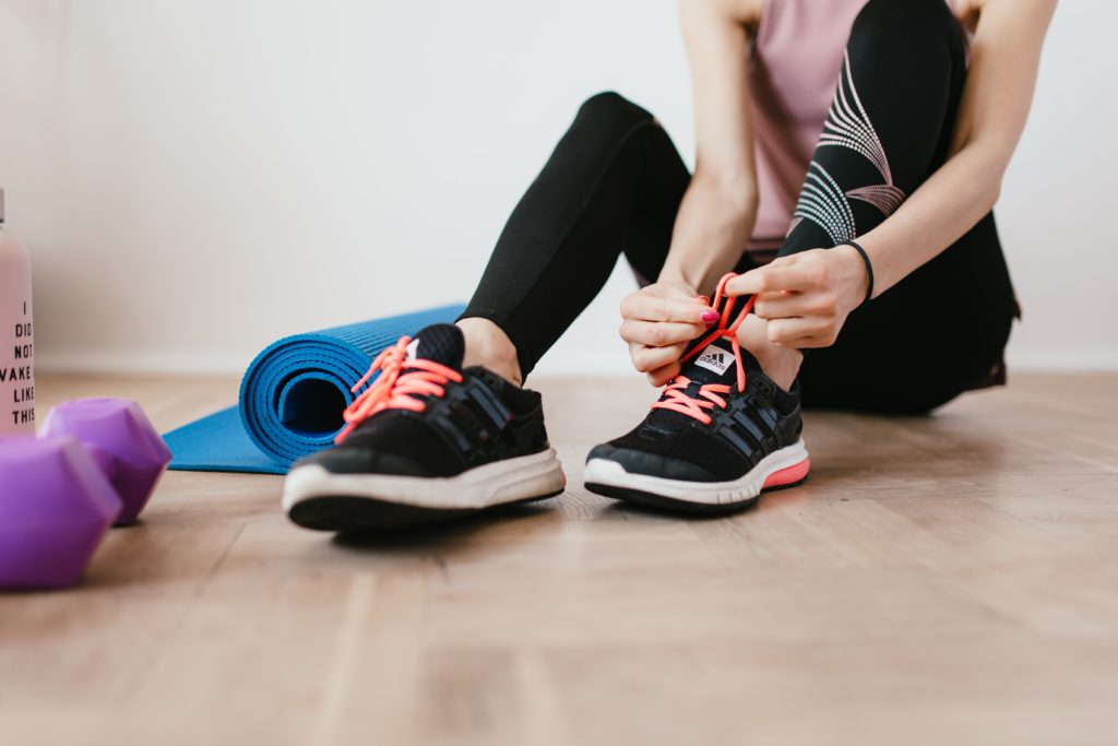 Femme qui s'apprete à faire du sport à la maison