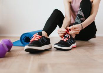 Femme qui s'apprete à faire du sport à la maison