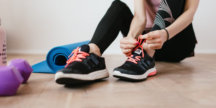 Femme qui s'apprete à faire du sport à la maison