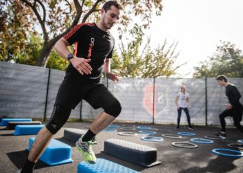 Monsieur qui fait du sport en extérieur à plusieurs