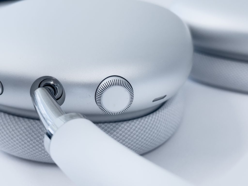 Paire d'AirPods Max argent déposée sur une table blanche