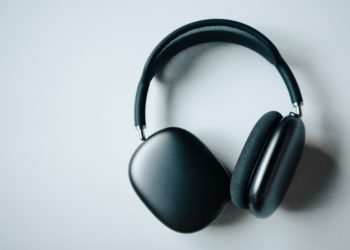 Paire d'AirPods Max gris sidéral déposée sur une table blanche