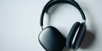 Paire d'AirPods Max gris sidéral déposée sur une table blanche