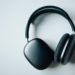 Paire d'AirPods Max gris sidéral déposée sur une table blanche