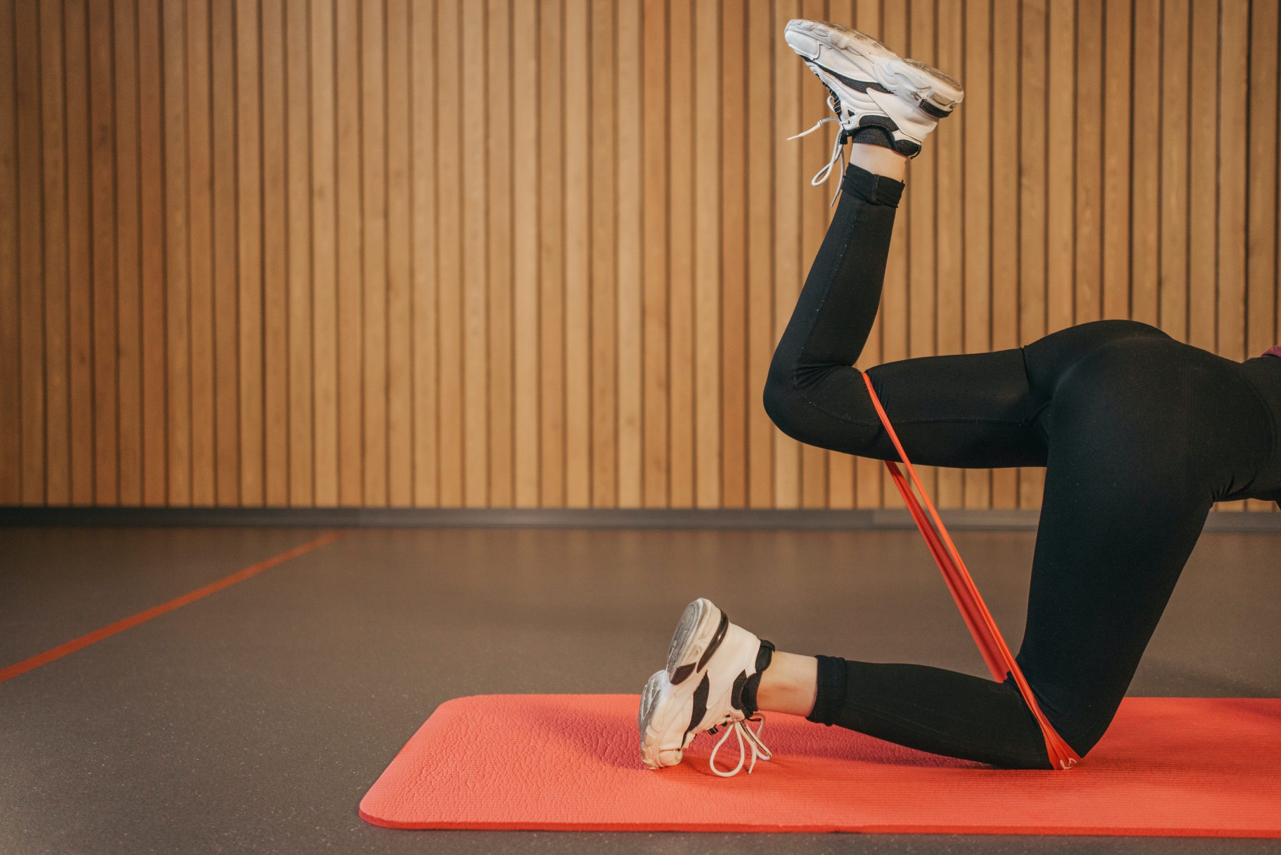 Exercice pour les fessiers à quatre pates avec une bande de musculation